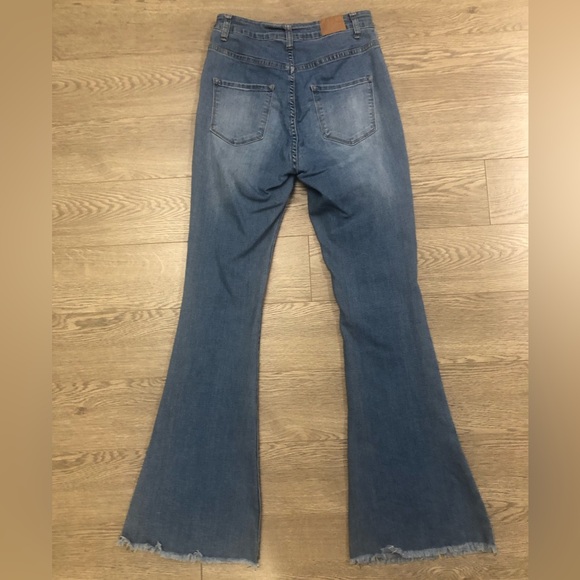 Aéropostale Women's Blue High-Rise Ripped Knees Flared Jeans - Picture 5 of 5